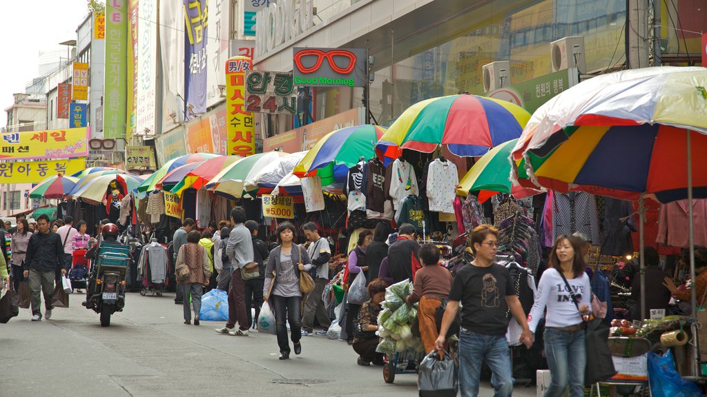 Namdaemun Market which includes shopping, street scenes and a city