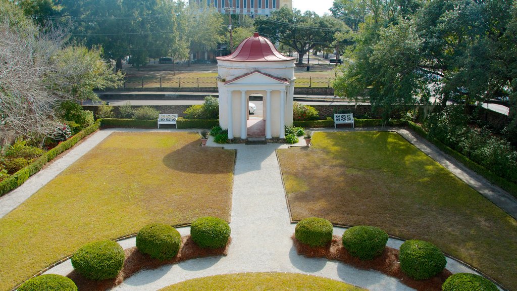 Joseph Manigault House mostrando arquitetura de patrimônio, um jardim e uma casa