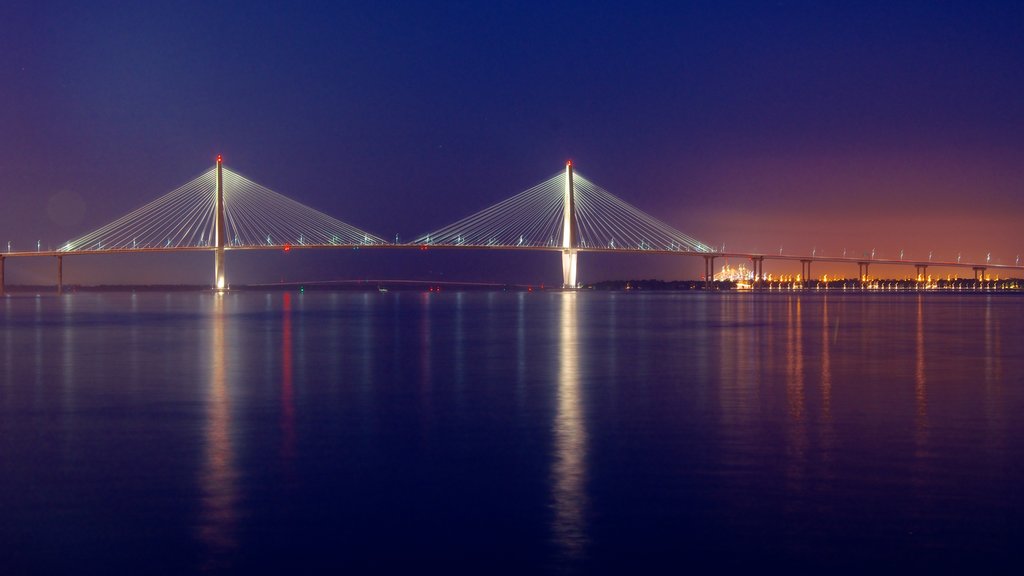 Charleston Waterfront Park ofreciendo escenas nocturnas