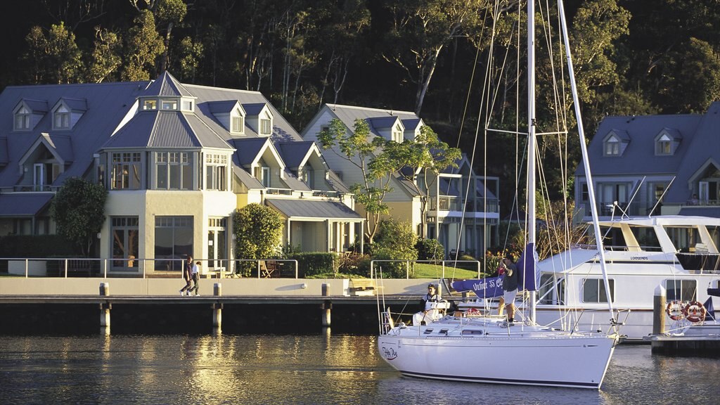 Port Stephens mettant en vedette ville côtière, marina et navigation