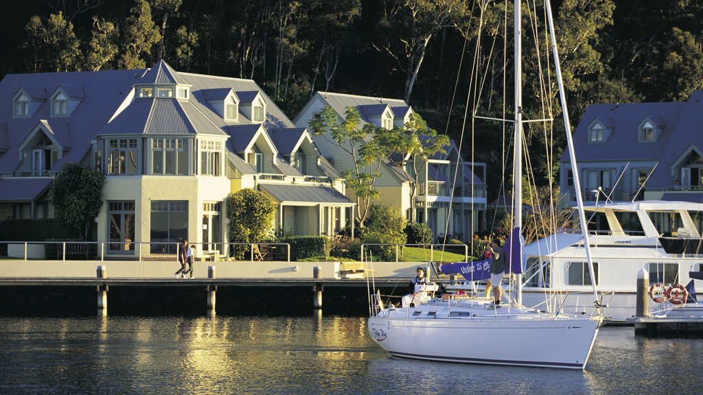 Port Stephens ofreciendo una bahía o puerto, una ciudad costera y una casa