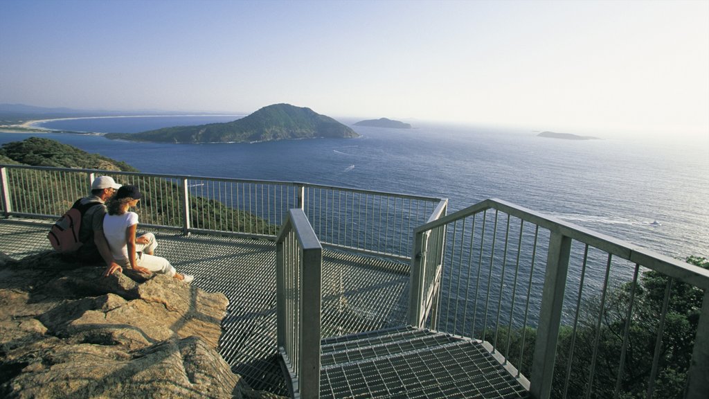 Port Stephens ofreciendo vista, vista general a la costa y imágenes de una isla