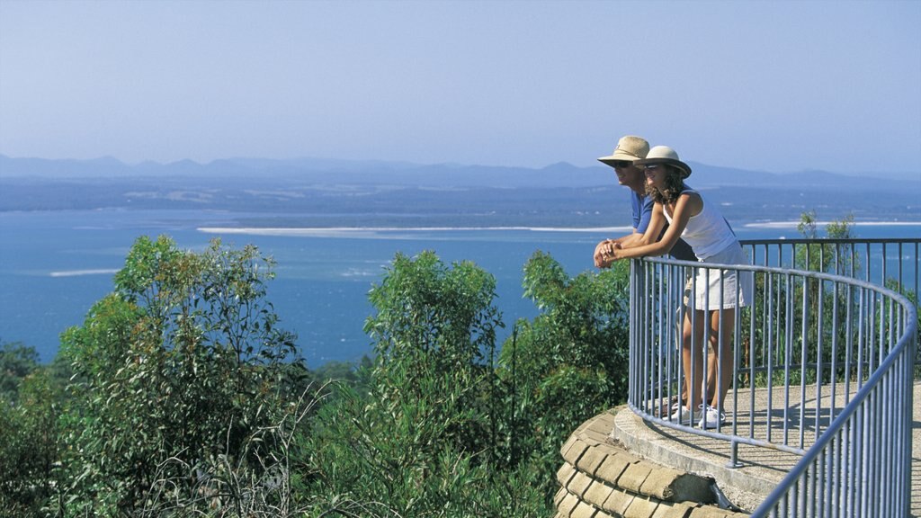 Nelson Bay que incluye una bahía o puerto y vistas y también una pareja