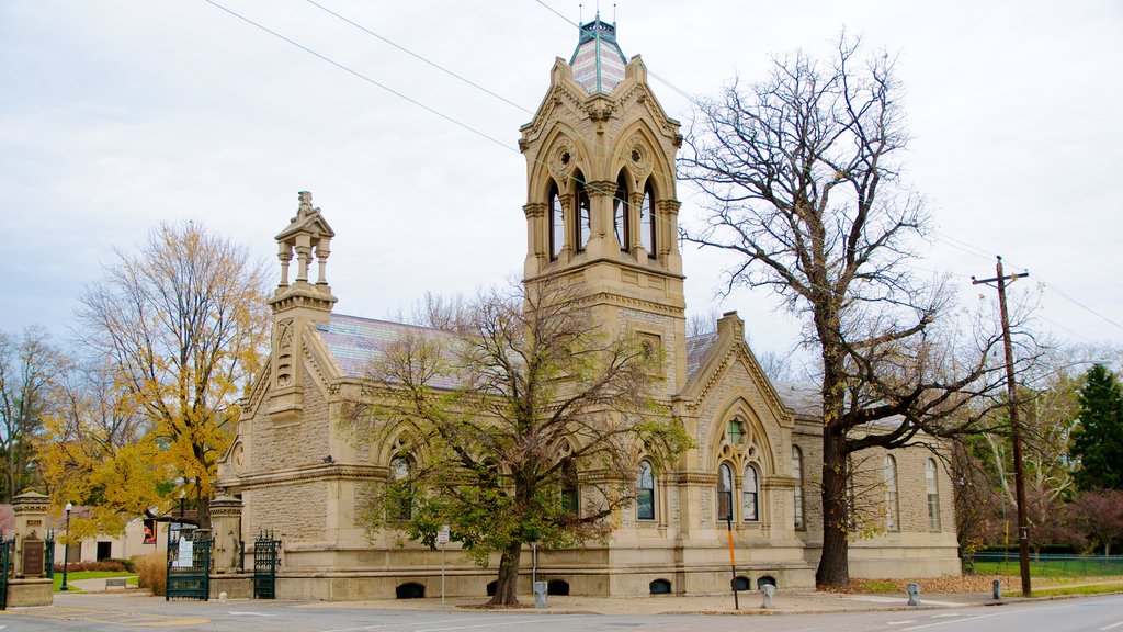 Spring Grove Cemetery som viser historiske bygningsværker, efterårsblade og et mindesmærke