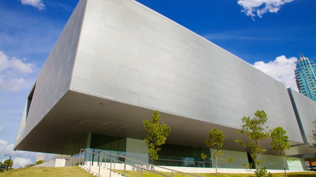 Tampa Museum of Art featuring a city