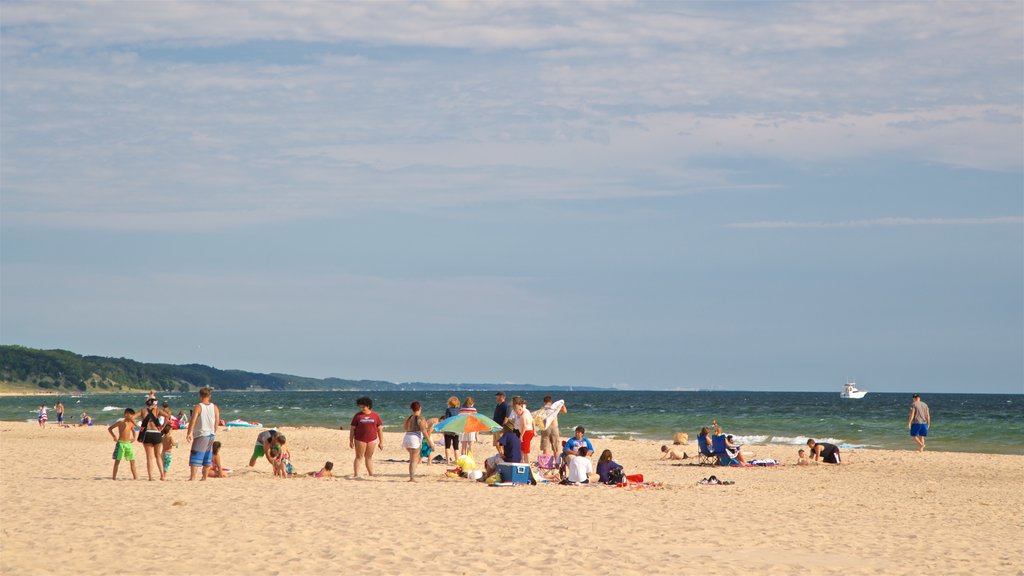 Playa Pere Marquette Park mostrando una playa de arena y vistas generales de la costa y también un pequeño grupo de personas