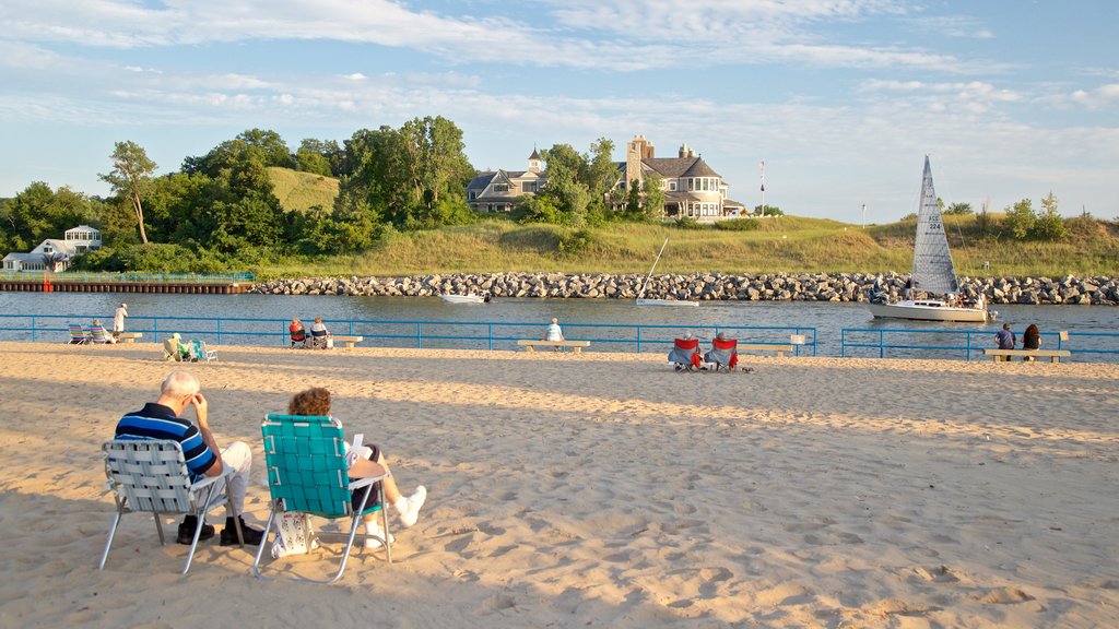 Holland State Park som omfatter udsigt over kystområde og en sandstrand såvel som et par