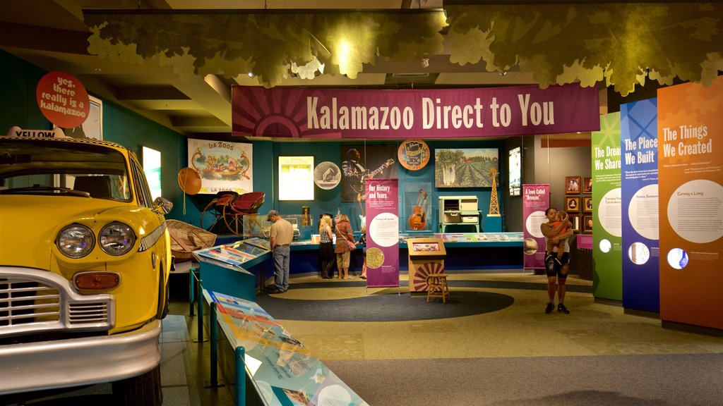 Kalamazoo Valley Museum che include vista interna cosi come un piccolo gruppo di persone