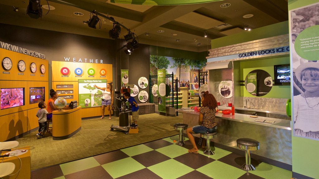 Kalamazoo Valley Museum toont interieur en ook een klein groepje mensen