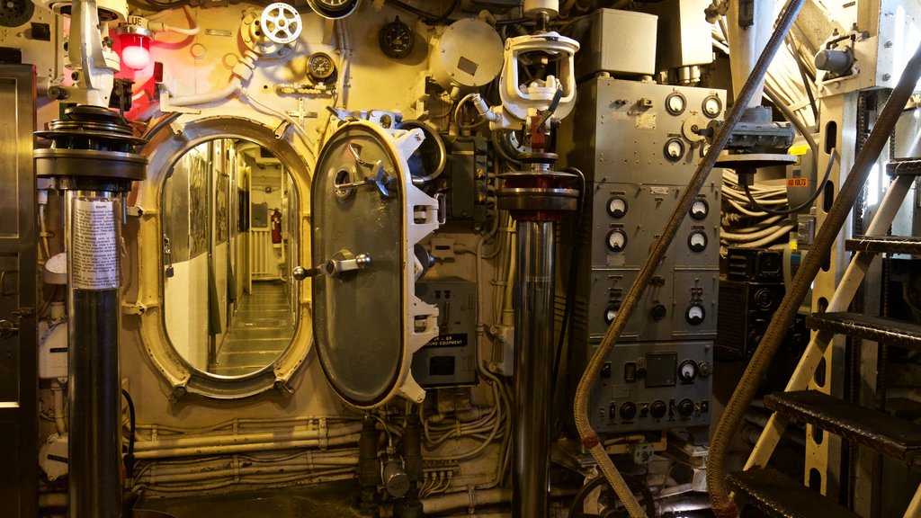 USS Silversides menampilkan pemandangan interior