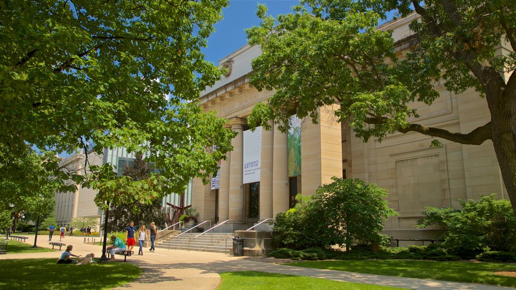 University of Michigan Museum of Art mostrando architettura d\'epoca e giardino cosi come un piccolo gruppo di persone