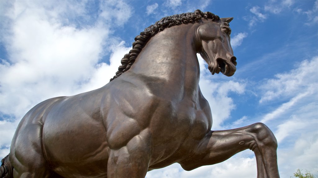 Leonardo da Vinci\'s Horse mostrando arte ao ar livre e uma estátua ou escultura