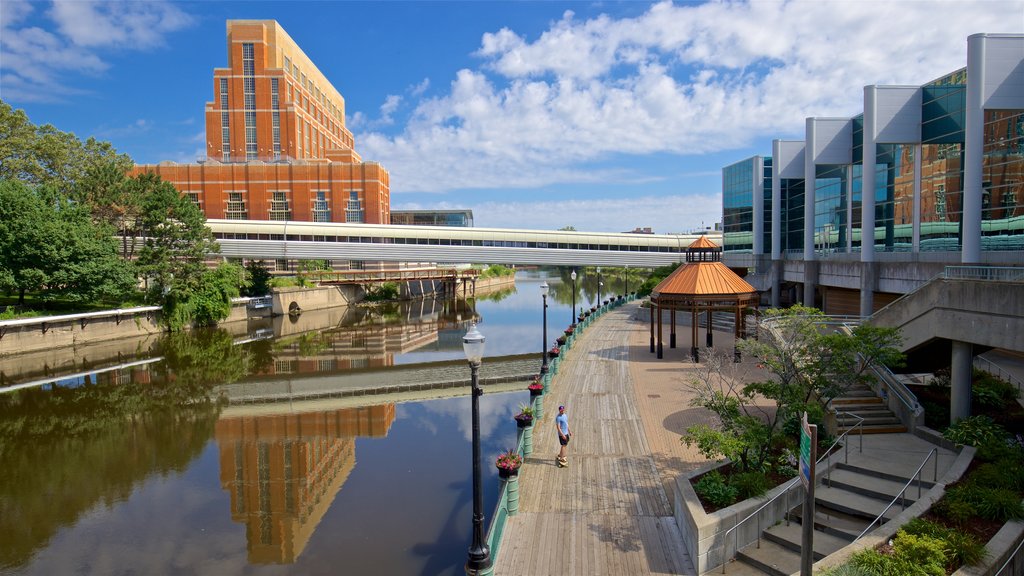 River Trail yang mencakup sungai dan jembatan