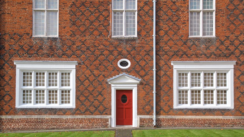 Christchurch Mansion que incluye una casa y elementos del patrimonio