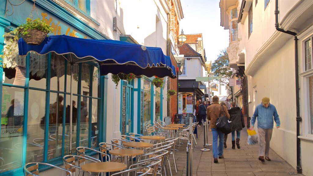 Ipswich mostrando cenas de rua assim como um pequeno grupo de pessoas