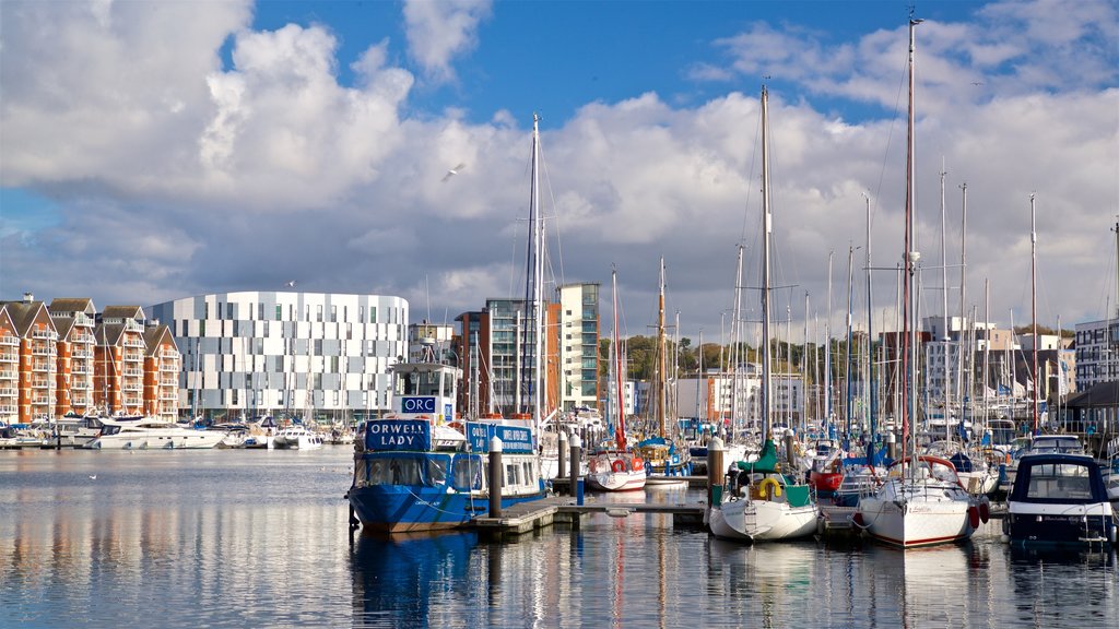 University Campus Suffolk bevat een baai of haven