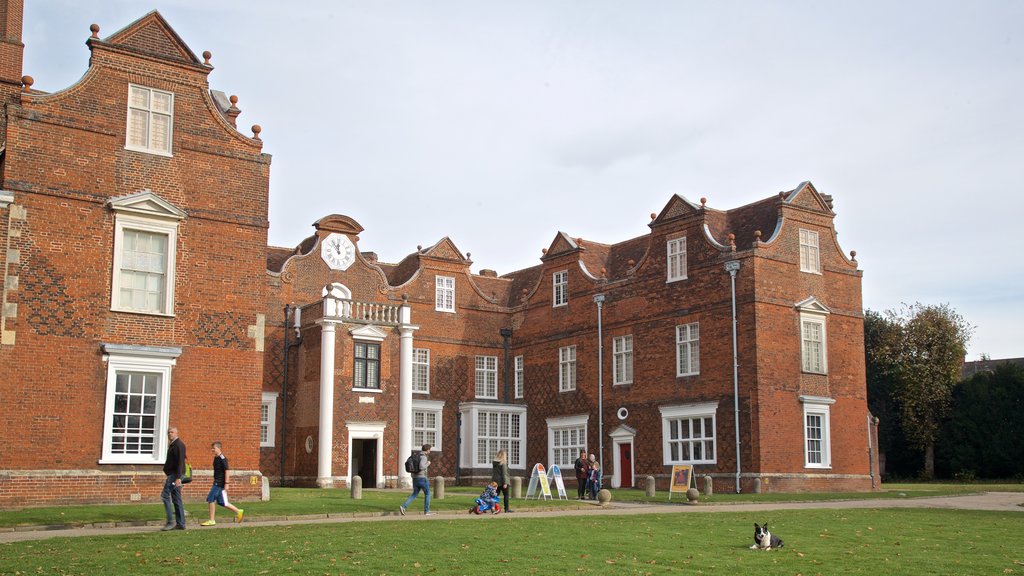 Christchurch Mansion som omfatter historiske bygningsværker og et hus såvel som en lille gruppe mennesker