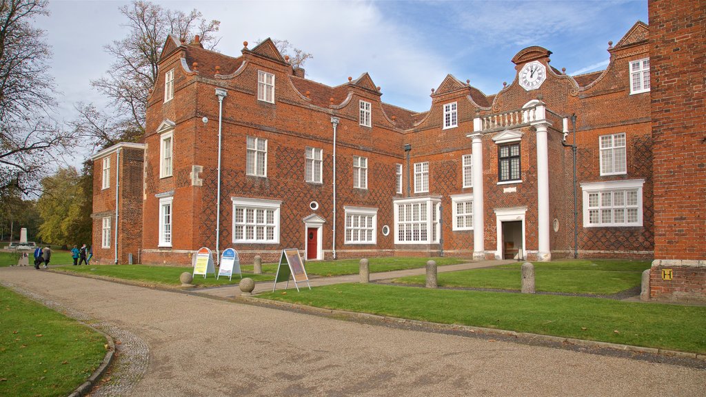 Christchurch Mansion toont historische architectuur en een huis