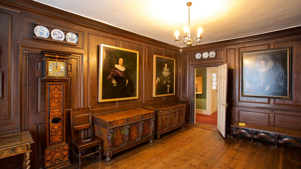 Christchurch Mansion que inclui vistas internas, uma casa e elementos de patrimônio