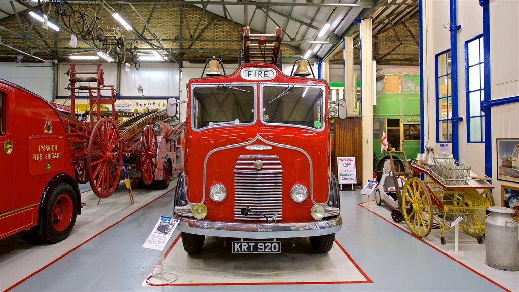 Museo del Transporte de Ipswich ofreciendo vista interna y elementos patrimoniales