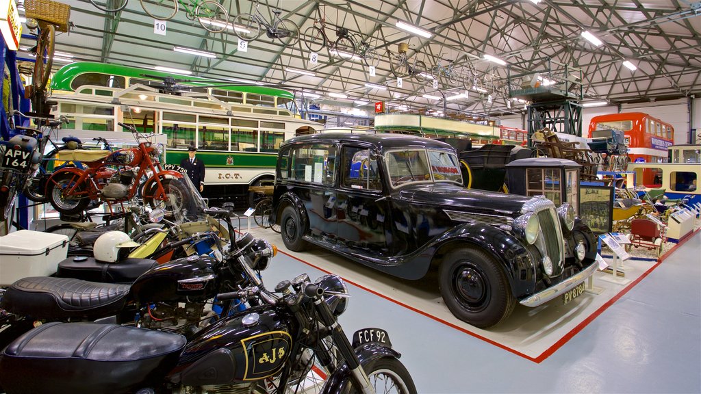 Museo del Transporte de Ipswich ofreciendo elementos del patrimonio y vistas interiores