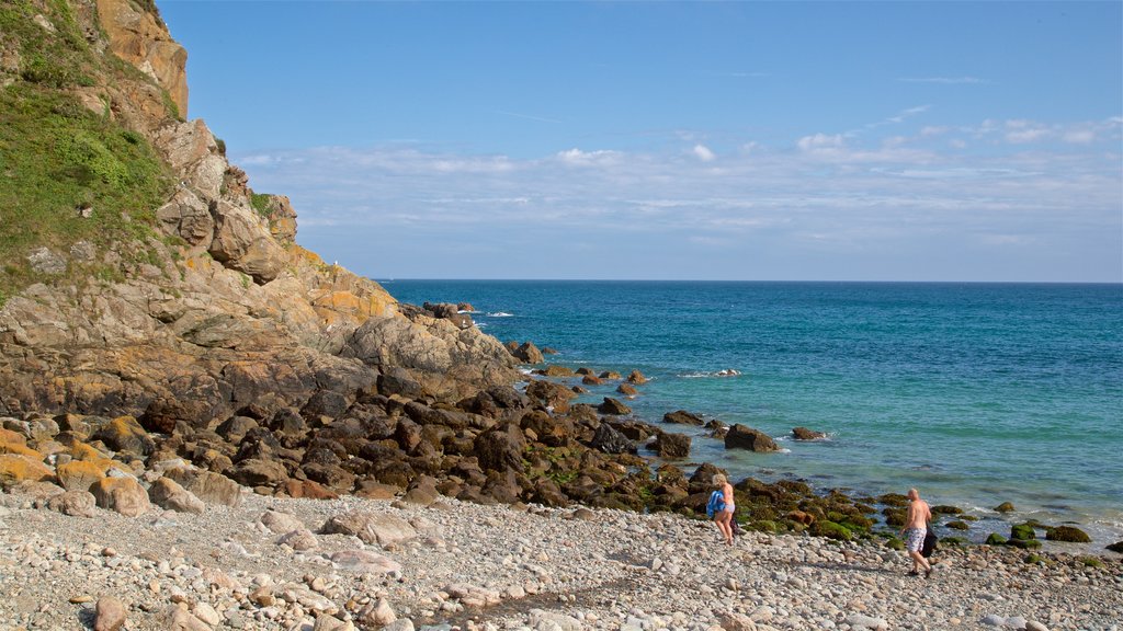 Bahía Petit Boy que incluye una playa de piedras y vista general a la costa y también una pareja