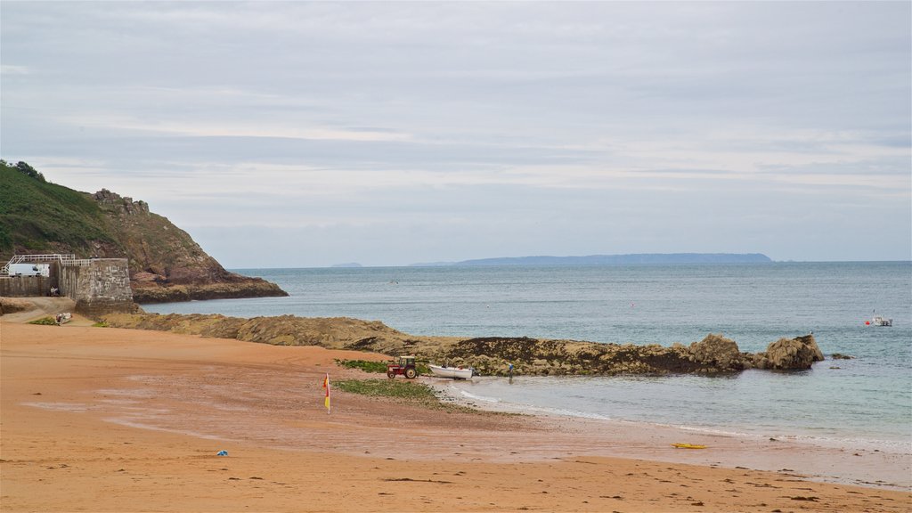 La Greve de Lecq que inclui paisagens litorâneas e uma praia de areia