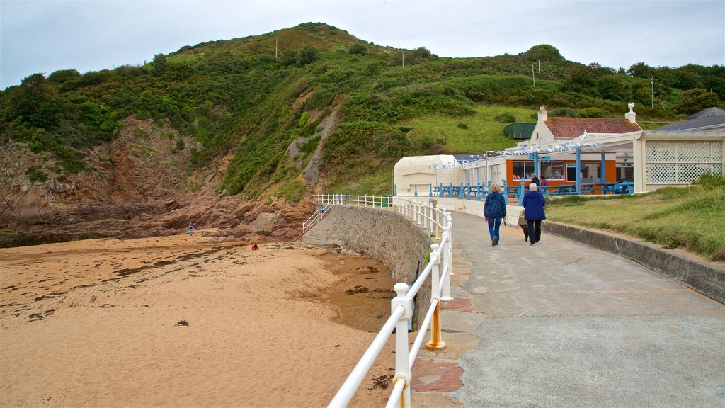 La Grève de Lecq qui includes plage de sable et vues littorales aussi bien que couple