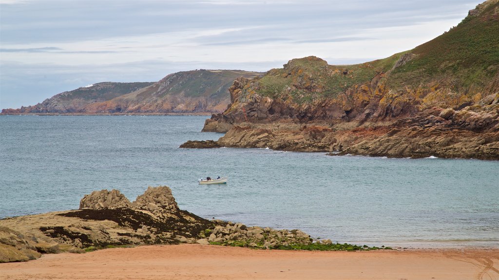 La Grève de Lecq qui includes plage, côte escarpée et vues littorales