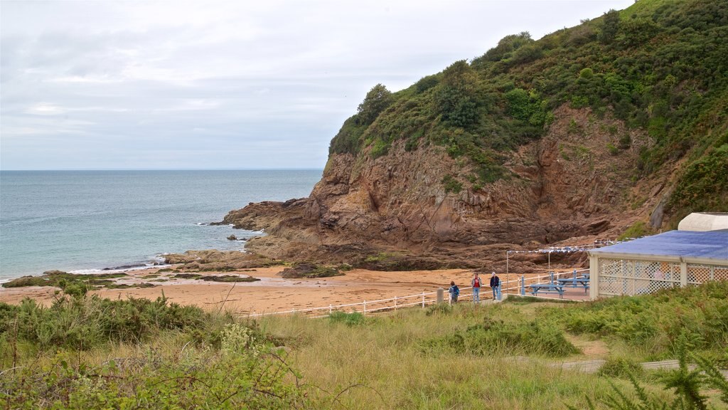 La Greve de Lecq mostrando litoral rochoso e paisagens litorâneas