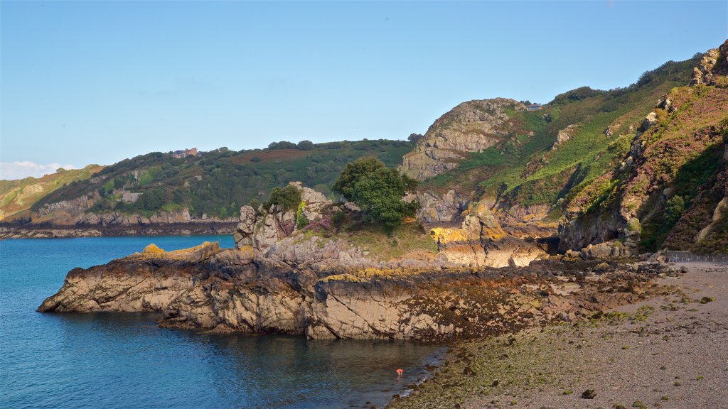 Bahía de Bouley mostrando vista general a la costa, costa rocosa y una playa de piedras