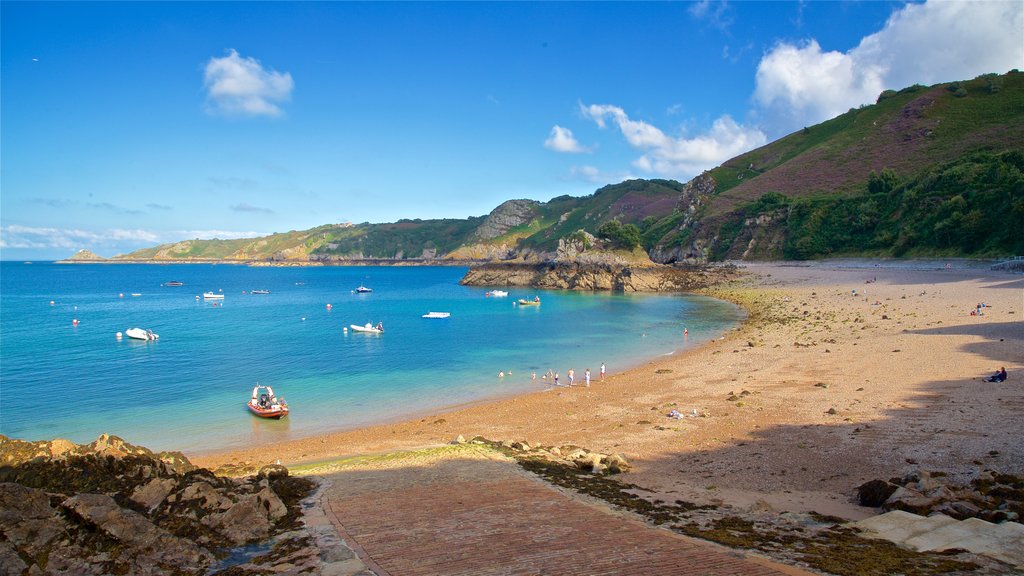 Bahía de Bouley que incluye costa rocosa, vistas generales de la costa y una playa de guijarros