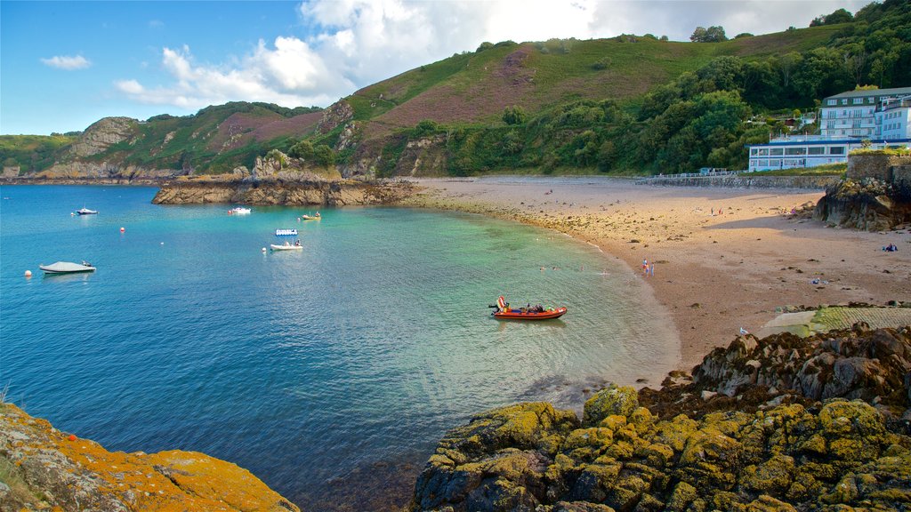 Bahía de Bouley que incluye vistas generales de la costa, costa rocosa y una playa de guijarros