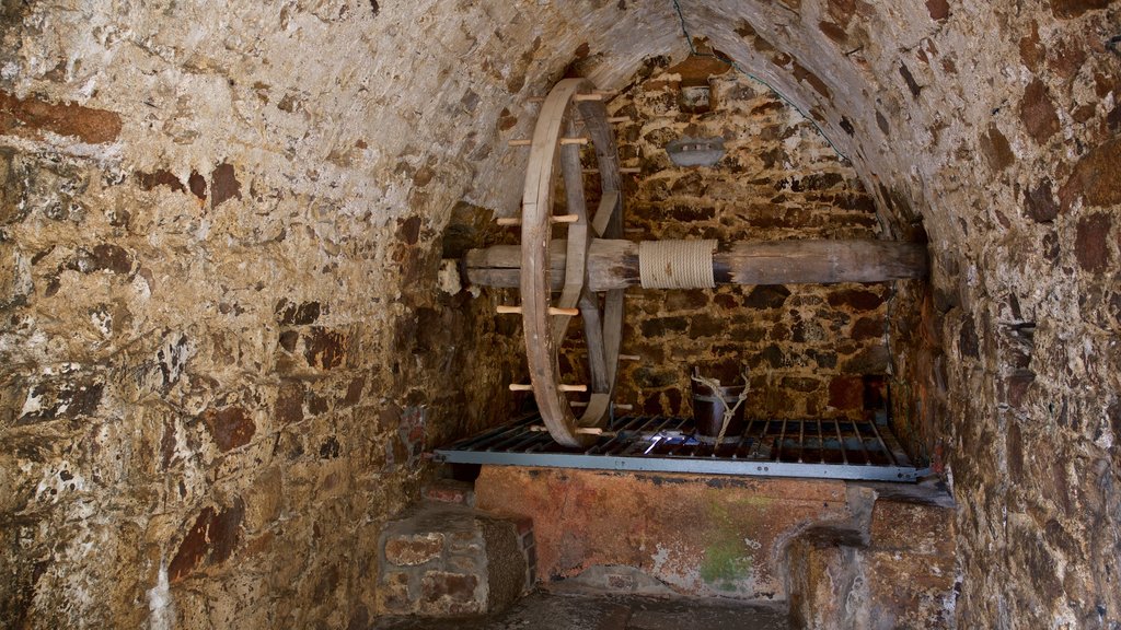 Mont Orgueil Castle que incluye elementos patrimoniales y vista interna