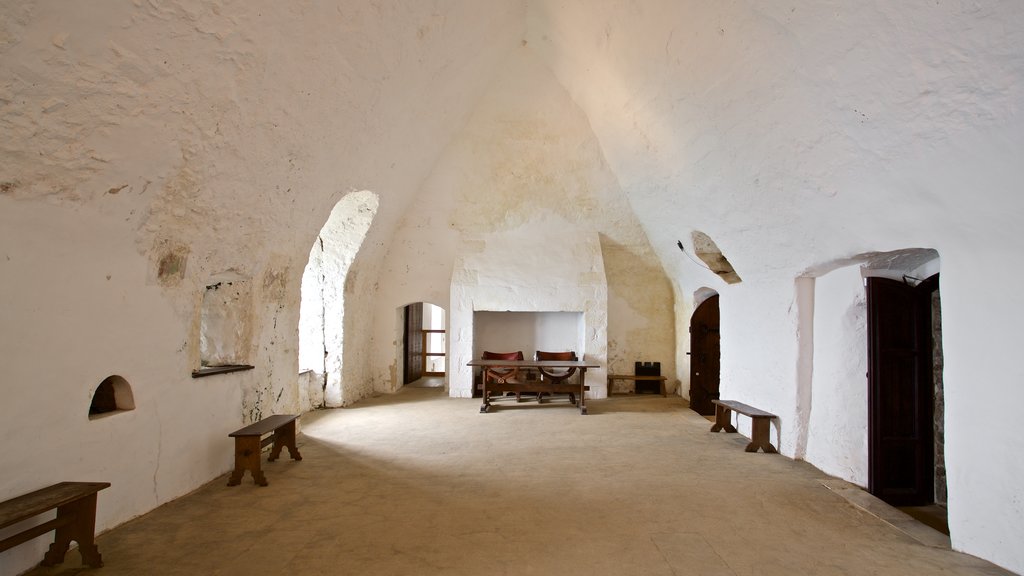 Castelo de Mont Orgueil que inclui vistas internas e elementos de patrimônio