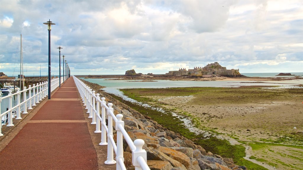 Playa St. Helier ofreciendo un castillo y vistas generales de la costa