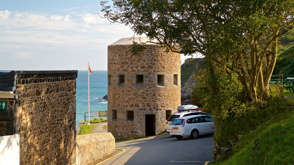 Bahía Petit Boy ofreciendo vistas generales de la costa y elementos del patrimonio