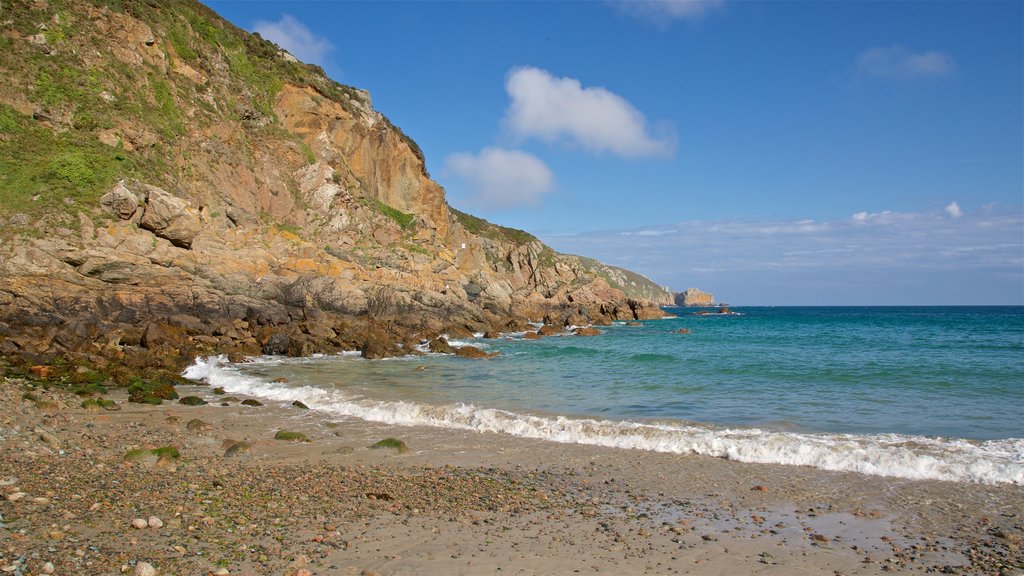 Bahía Petit Boy mostrando una playa de piedras, costa rocosa y vista general a la costa