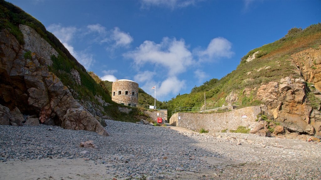 Bahía Petit Boy mostrando elementos del patrimonio, una playa de guijarros y vistas generales de la costa