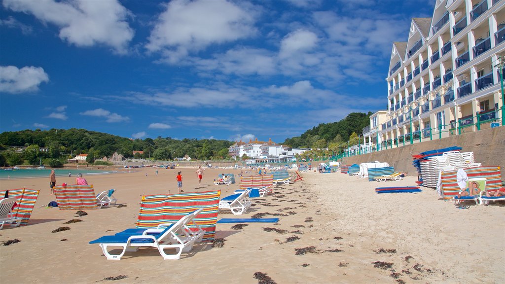 Playa St Brelade\'s Bay mostrando una playa de arena y vista general a la costa