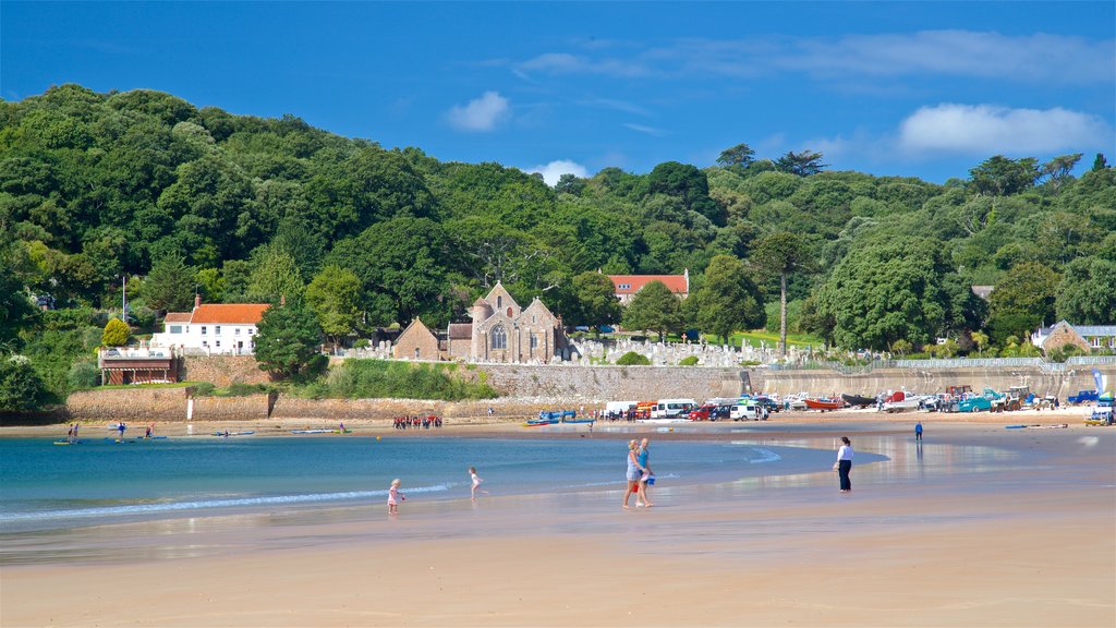 Playa St Brelade\'s Bay mostrando una playa de arena y vista general a la costa