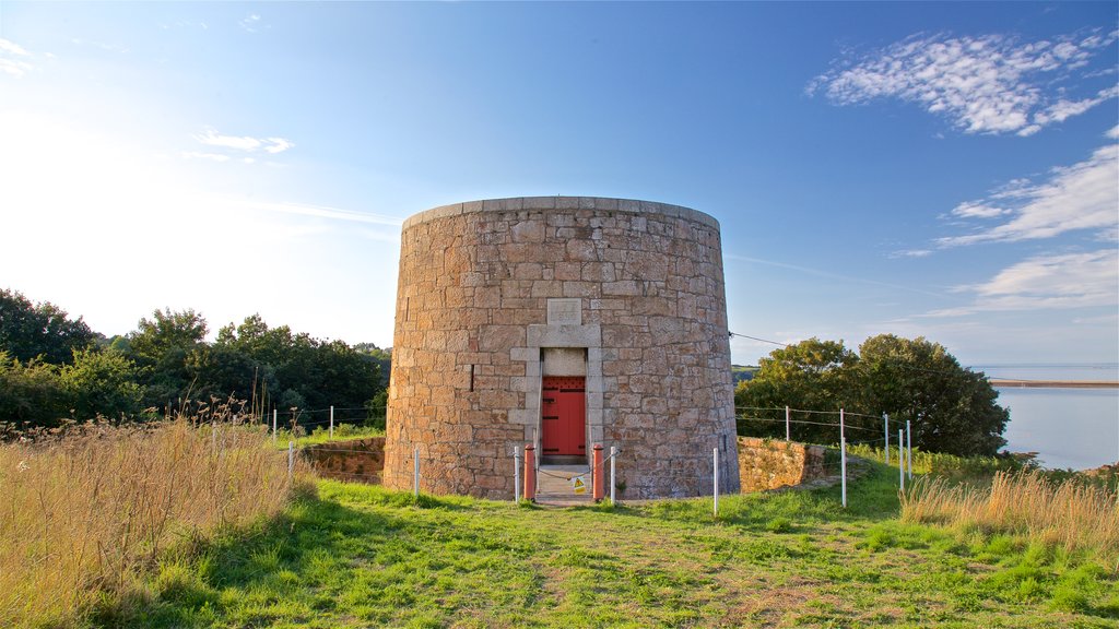 Jersey montrant patrimoine historique et vues littorales