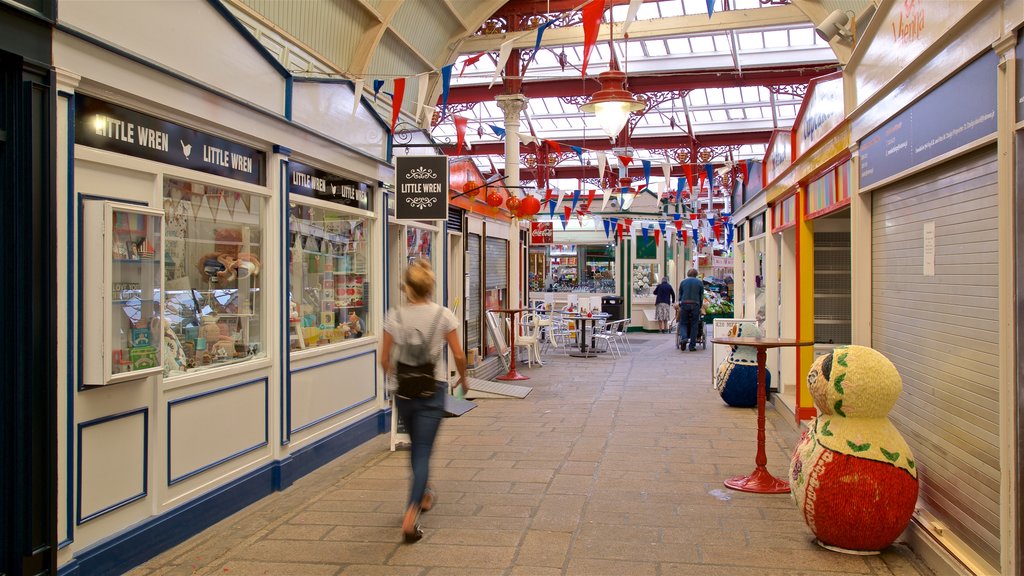 Marché couvert St. Helier Central Market mettant en vedette vues intérieures aussi bien que femme