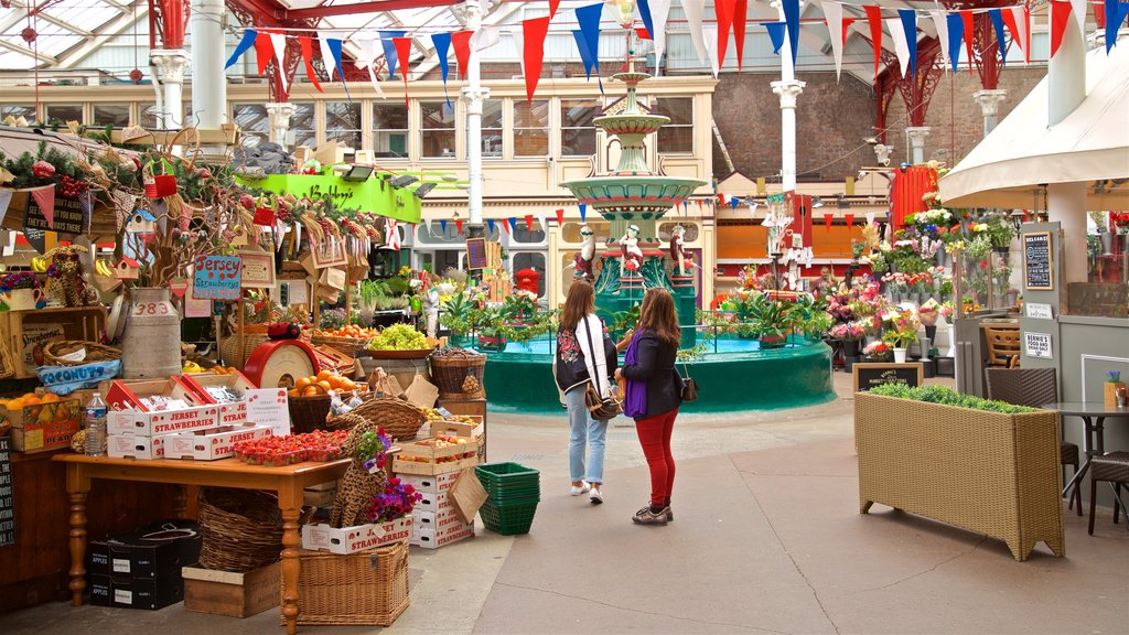 Mercado central de St. Helier que incluye mercados y también una pareja