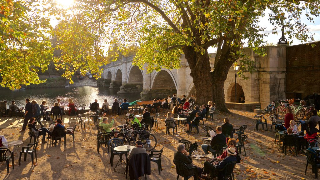 Richmond Bridge mostrando estilo de vida de cafeteria, um rio ou córrego e um pôr do sol