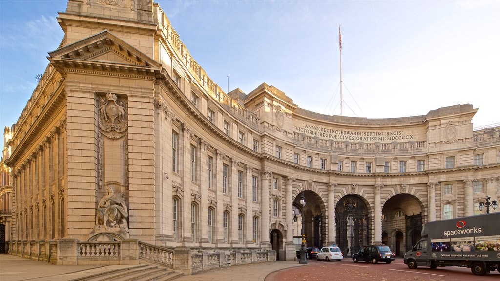 Admiralty Arch som viser historiske bygningsværker