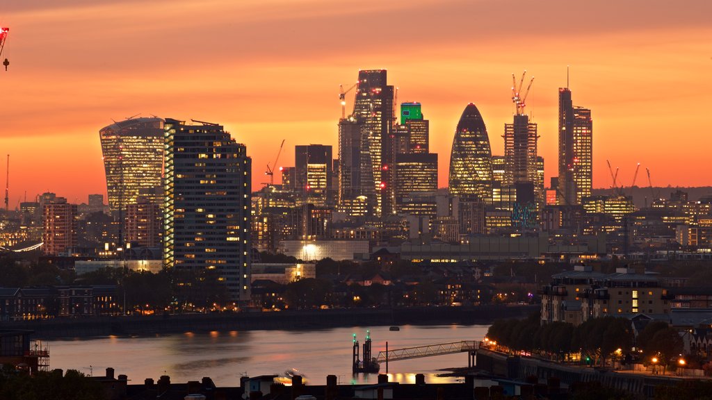 Parque de Greenwich que incluye un atardecer, vista panorámica y una ciudad