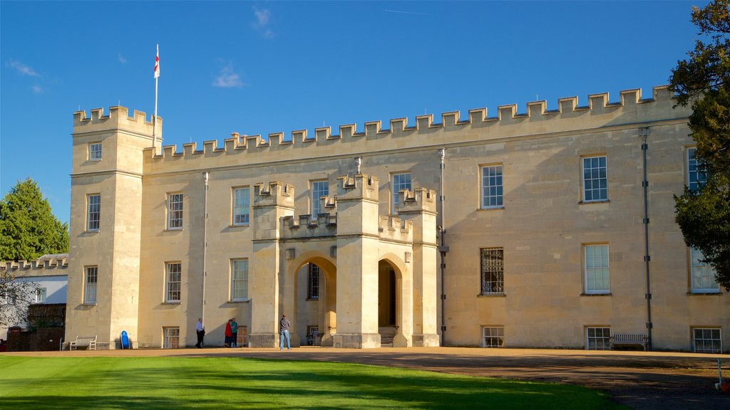 Syon Park showing heritage architecture and château or palace