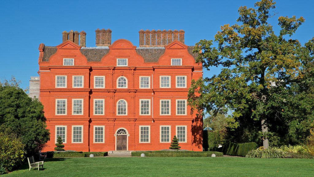 Palacio de Kew mostrando patrimonio de arquitectura y una casa