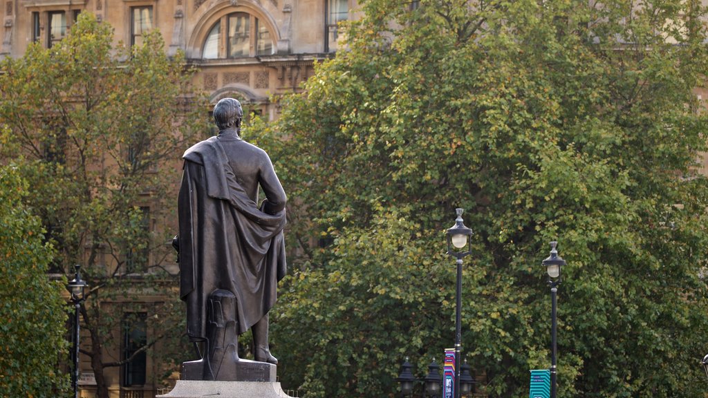 Trafalgar Square featuring a statue or sculpture